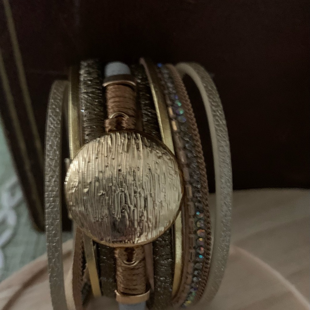 SAACHI Boho style wrist cuff Gold and Cream Multi-Layered Bracelet never used. - Picture 6 of 12
